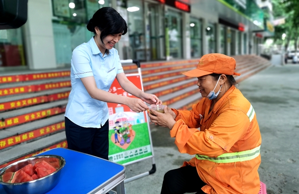 不懼高溫迎“烤”驗，愛心驛站送清涼