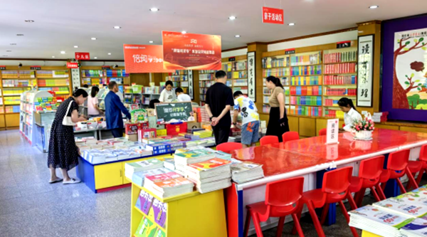 房縣新華書店 迎銷售旺季 線上線下“開學經濟”悄然升溫