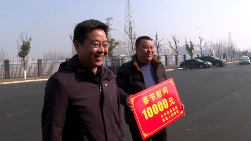 謝曉鳴看望慰問(wèn)春節(jié)期間一線值班人員