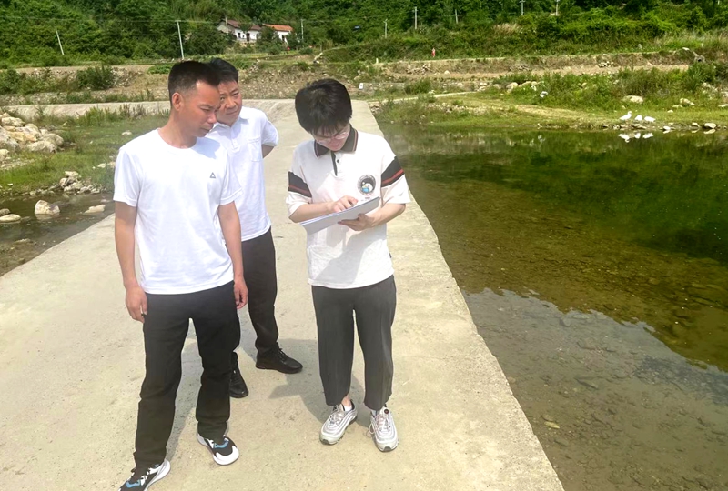 房縣創文辦文明觀察團對20個鄉鎮水環境進行實地觀察