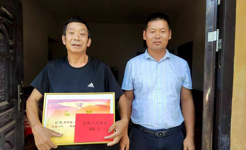 土城鎮開展“八一”慰問軍屬活動