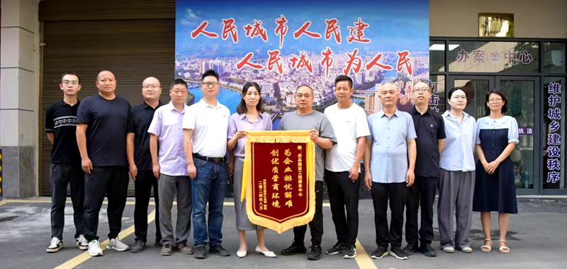 縣住建局：積極排憂解難 群眾錦旗致謝