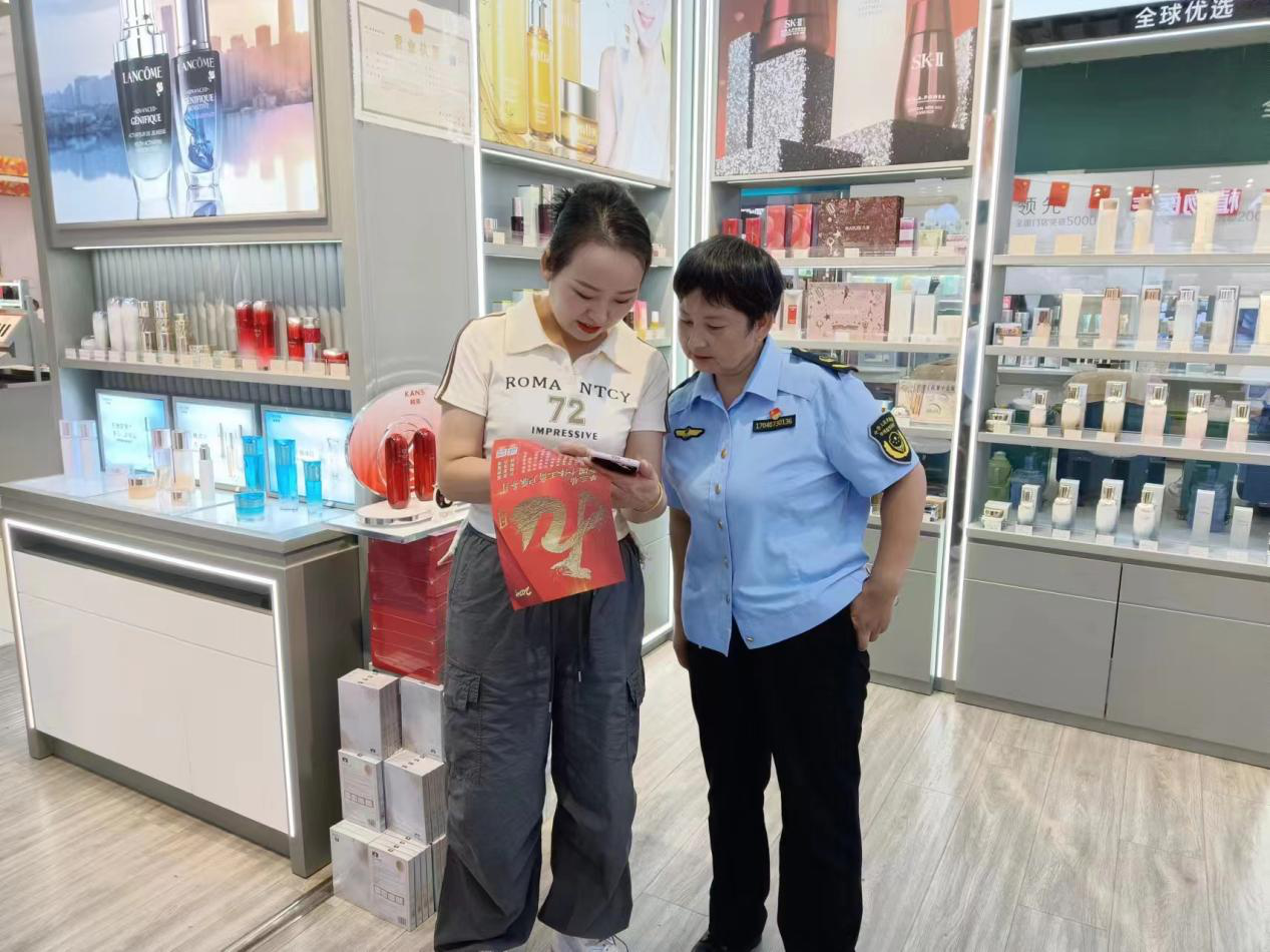 房縣組織開展第三屆“個(gè)體工商戶服務(wù)月”集中宣傳活動