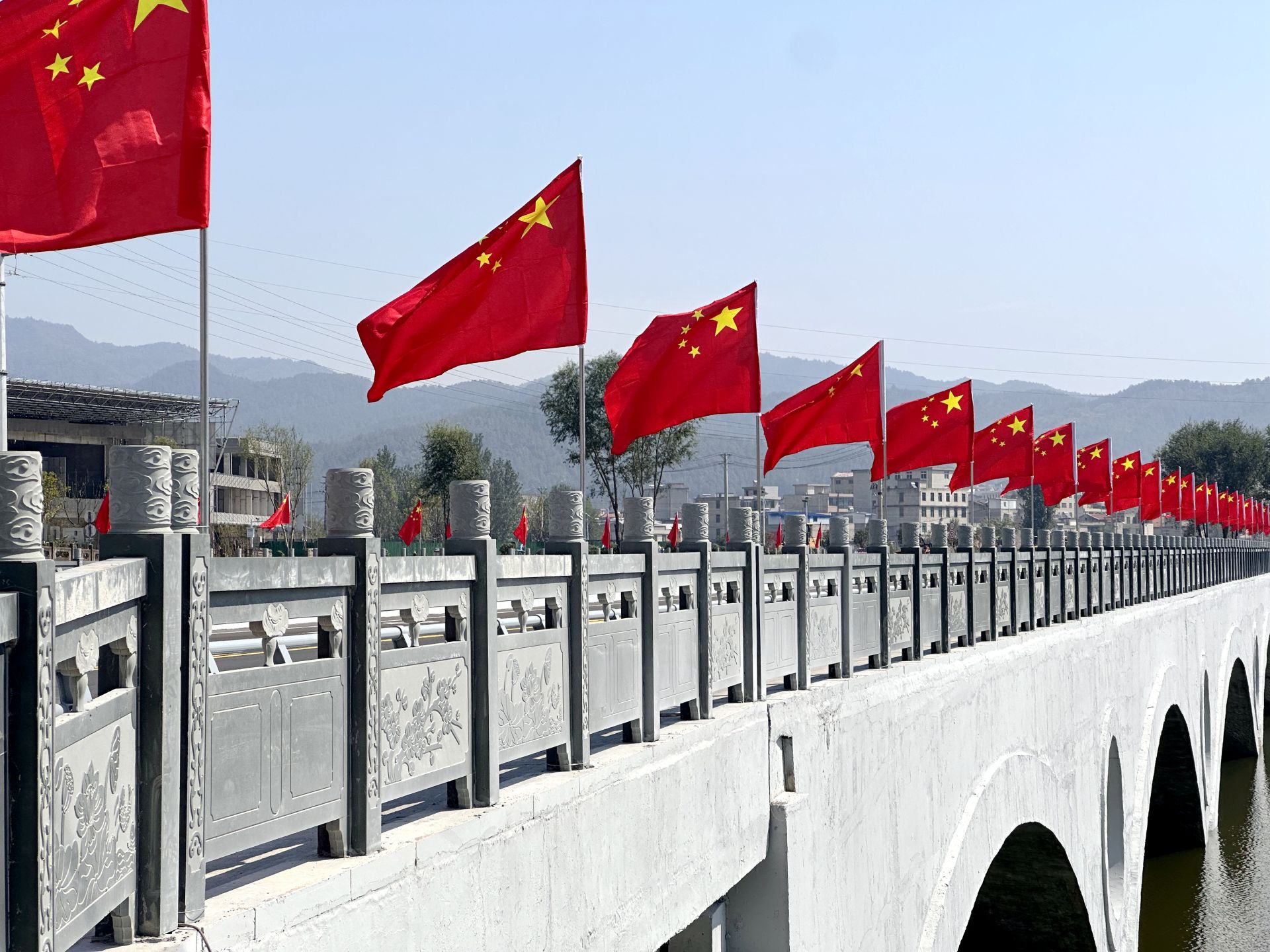 房縣：掛國(guó)旗迎國(guó)慶 滿城飄揚(yáng)“中國(guó)紅”