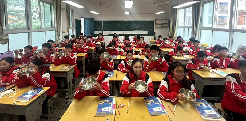 城關四中：推行“光盤”行動 倡導文明新風