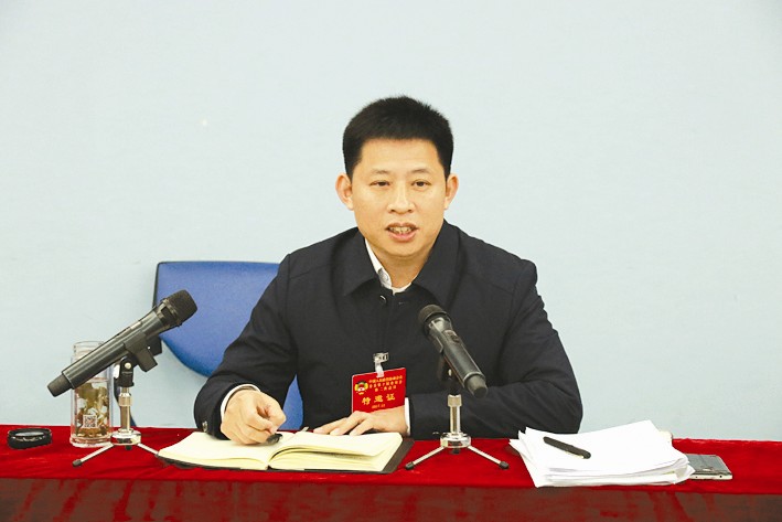 改革東風拂面來千里房縣滿眼春