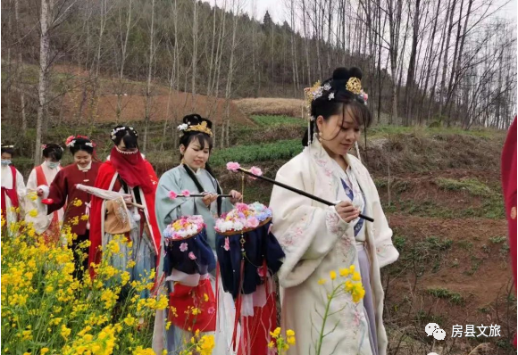 房縣這群時(shí)空“穿越者”，行走在高橋村的油菜花地里......