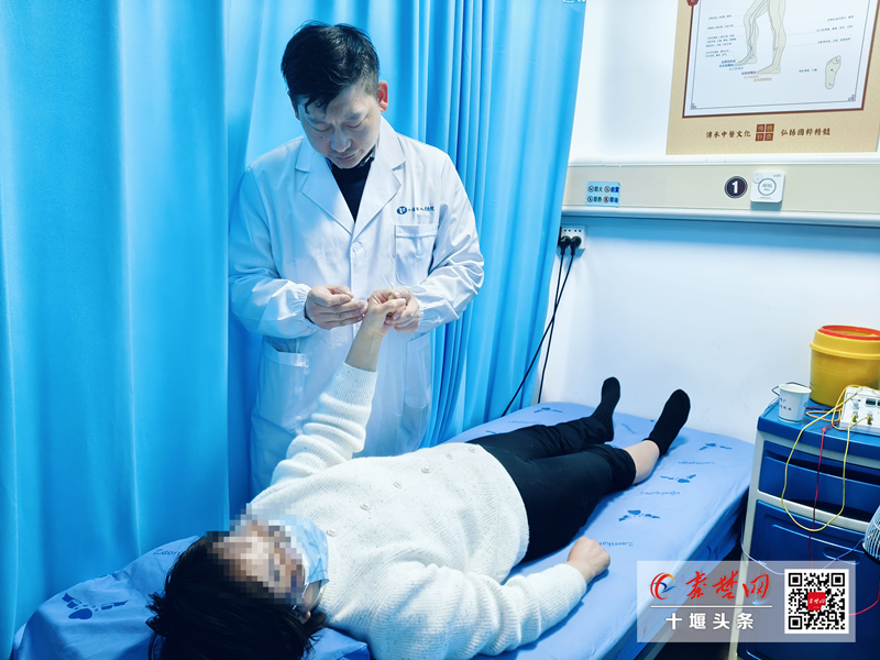 專程回國治療，華人患者盛贊十堰人醫張發“傳統中醫針灸技術名不虛傳”！