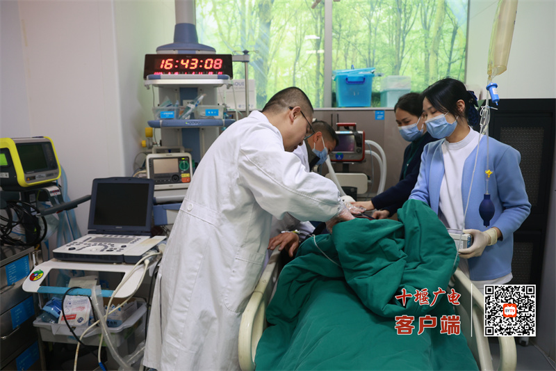 十堰人醫直升機25分鐘極速轉運高墜傷患者