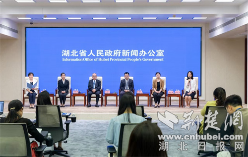 分享航空救援故事 彰顯十堰天使風采 郭文萍亮相全省“一切為了人民健康”記者見面會